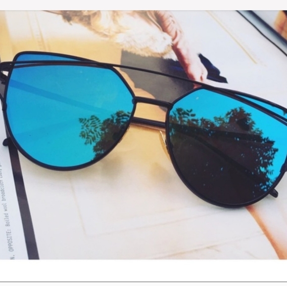 Private Label Accessories - Trendy Blue Sunglasses